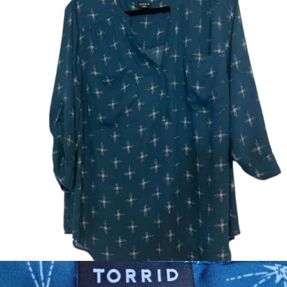 3X TORRID ROLL UP SLEEVE BLUE / GREEN WHITE STAR PRINT TINIC BLOUSE TOP like new - Picture 1 of 3